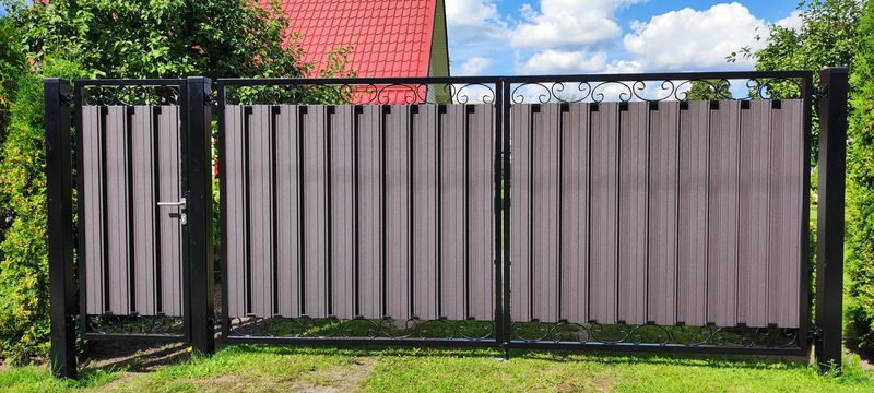 Metalinė tvora su varteliais — Ironix darbai, Panevėžio r.
